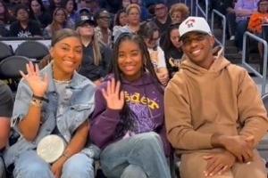 开云登录线上-松弛感！WNBA官推晒保罗及其家人现场观战洛杉矶火花比赛