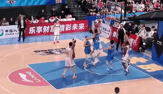 开云娱乐-老将！翟晓川精准判断原地起飞大帽焦海龙上篮